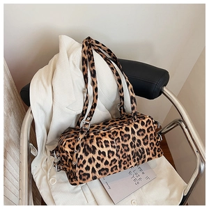 Détail du sac boston léopard avec rivets métalliques argentés et doubles bandoulières