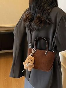 Borsa a secchiello vintage in pelle scamosciata marrone con ciondolo a forma di cucciolo