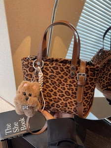 Secchiello vintage scamosciato leopardato con manici in pelle e ciondolo di peluche
