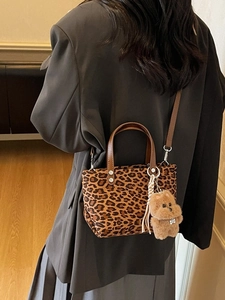 Borsa a secchiello retrò scamosciata leopardata con cinturini in pelle e ciondolo
