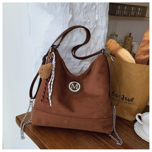 Sac cabas marron en cuir mat avec logo M blanc, pendentif ours et bandoulière chaîne