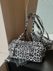 Sac Boston rétro léopard noir et blanc avec bretelles réglables et fermeture éclair