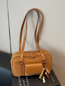 Braune Wildleder-Baguette-Tasche im Vintage-Stil mit Lederriemen und Perlenanhänger