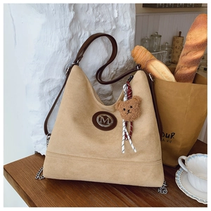 Vue détaillée du sac hobo kaki avec texture suédée mate et logo métallique M