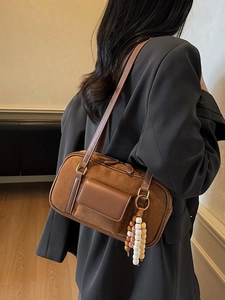 Braune Wildleder-Baguette-Tasche für Damen mit Lederbesatz und Holzperlen-Anhänger