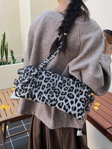 Sac à bandoulière vintage léopard avec sangle réglable dans un décor de café