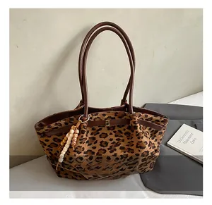 Leoparden-Tote-Bag mit braunen Ledergriffen und dekorativem Holzperlen-Anhänger