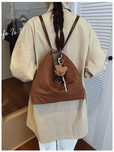 Vue de dos d'un mannequin portant un sac fourre-tout marron mat comme sac à dos