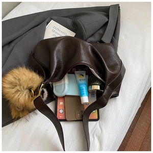 Intérieur spacieux du sac hobo en cuir PU marron avec tablette et accessoires