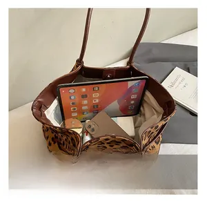 Geräumiges Innere der Shopper-Tasche mit Leopardenmuster für Tablet und Kosmetik