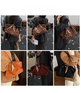 Collage großer Wildleder-Tote-Bags in verschiedenen Farben mit modischen Quasten-Details