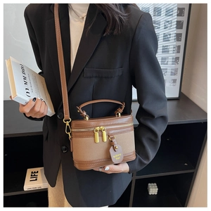 Dettaglio della borsa a scatola vintage in pelle marrone e tela beige con doppia zip