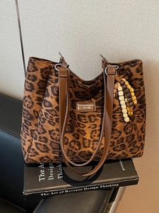 Women Leopard Print Tote Bag Large Capacity Faux Suede Shoulder Bag With Wood Bead Charm Fashion Commuter Handbag