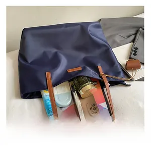 Grande borsa tote blu con spazio per tablet, smartphone e flaconi di cosmetici