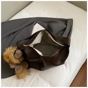Sac cabas en cuir PU brillant marron foncé avec large bandoulière et pendentif ours