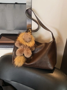 Sac Hobo en Cuir PU Vintage pour Femmes Grande Capacité Sac à Épaule Retro Tote Avec Pendentif Animal en Peluche Sac à Main