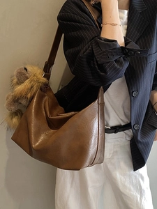 Grand sac hobo vintage en cuir marron avec charme de lion en peluche pour le bureau