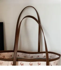 Vue détaillée des bretelles lisses et des coutures du sac cabas avec imprimé élan