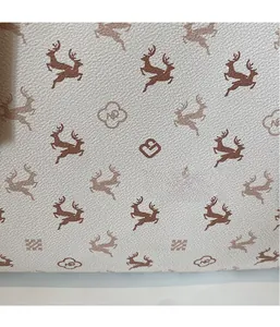 Gros plan d'un sac cabas beige en cuir avec motifs d'élans et texture détaillée