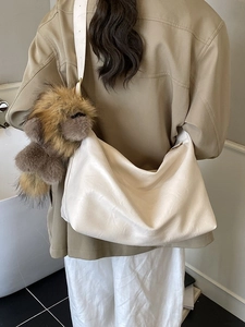 Sac hobo vintage en cuir souple blanc cassé avec pendentif en peluche pour femme