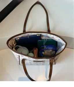 Vue intérieure du grand sac cabas montrant le rangement pour tablette et objets