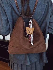 Sac cabas rétro marron foncé dépoli avec breloque ours et tenue blazer gris