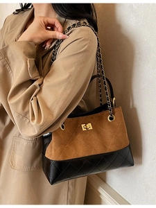Modische Ketten-Tote-Bag aus braunem Wildleder und schwarzem Steppleder am Model