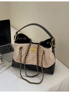 Schicke gesteppte Tragetasche aus beige Wildleder und schwarzem Leder mit Goldkette