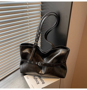 Detailansicht der schwarzen matten Biker-Tasche mit Metallösen und verstellbaren Schnallen