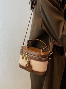 Sac seau rétro bicolore en similicuir marron et tissu beige avec fermetures dorées