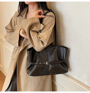 Detailansicht der großen dunkelbraunen Vintage Ledertasche mit silberner Schnalle am Riemen