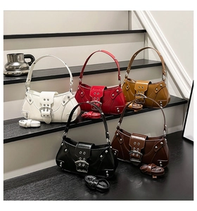 Arrangement détaillé de sacs sous les aisselles vintage en cinq couleurs et boucles argent