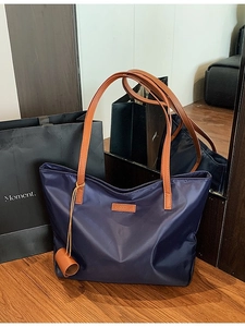 Grande borsa tote in nylon blu scuro con manici in pelle caramello per pendolari alla moda