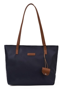 Borsa tote in nylon blu scuro con manici in pelle marrone e una piccola borsa monete