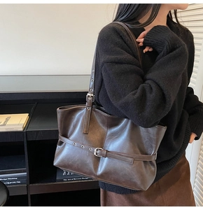 Dunkelbraune große PU-Leder Shopper Tasche mit Gürtelschnallen-Details getragen