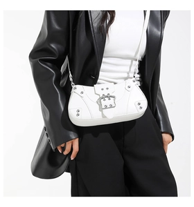 Détail du sac bandoulière blanc style Y2K avec rivets argentés et boucles de ceinture