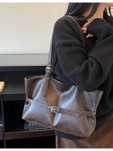 Dunkelbraune Shopper-Tasche aus Kunstleder mit verstellbarem Riemen und Schnalle