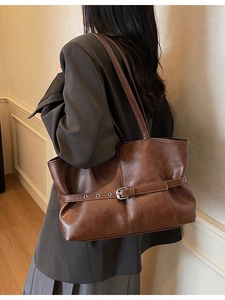 Retro dunkelbraune übergroße Shopper-Tasche mit dekorativen Metallschnallen für Freizeit
