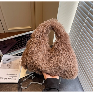 Detail der flauschigen braunen Plüschtasche mit Silberkette und Tragegriff oben