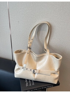 Minimalistische beige Tragetasche aus PU-Leder mit Zierschnalle und verstellbarem Schultergriff