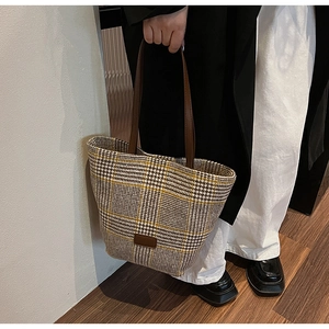 Dettaglio borsa tote pied-de-poule con tracolla in pelle marrone e righe gialle