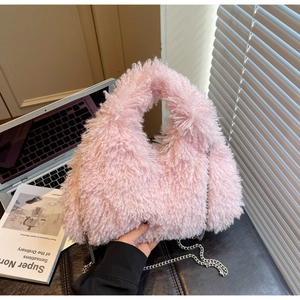 Rosafarbene Pelz-Handtasche mit silberner Kette in einer modernen Lifestyle-Umgebung