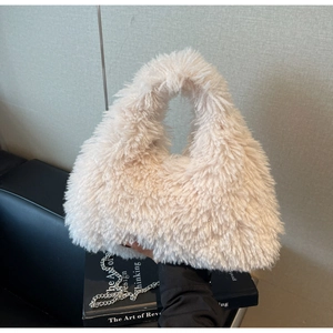 Detailansicht der cremefarbenen Kunstfell-Tasche mit Plüschgriff und silberner Metallkette