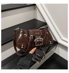 Vue détaillée du sac porté épaule punk marron foncé avec clous argentés et boucle métal