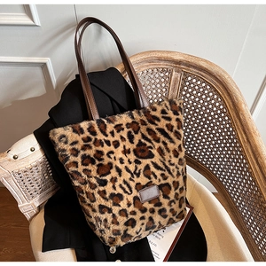 Dettaglio della borsa tote leopardata in peluche con ecopelliccia e manici in pelle marrone