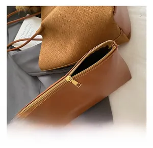 Detailaufnahme der braunen Veloursledertasche mit hochwertigem goldenem Metallreißverschluss