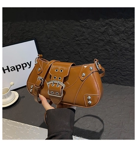 Détails du sac à bandoulière vintage marron avec clous argentés et boucles de sangle