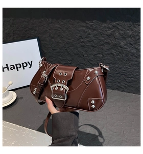 Gros plan détaillé du sac vintage marron foncé avec rivets argentés et boucles en métal