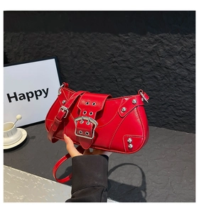 Détail du sac moto vintage Y2K rouge avec rivets argentés et sangles à boucles