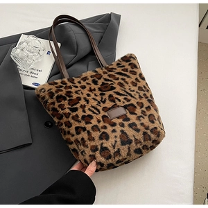 Dettaglio borsa a secchiello leopardata in ecopelliccia con spalline in pelle marrone